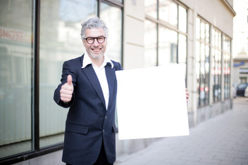 Geschäftsmann mit Plakat