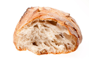 Gebrochenes Brot auf weißem Hintergrund