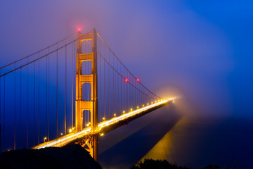 Fototapeta na wymiar Golden Gate we mgle