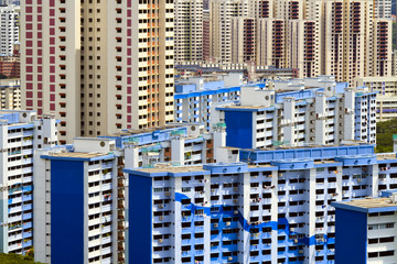 Obraz premium Skyscrapers and High-Rise Flats in Singapore. Urban Architecture Blending Residential Living with a City Skyline