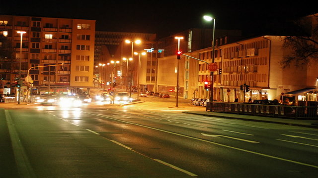 Stadtverkehr bei Nacht in Zeitraffer