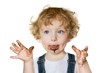 Kind verschmiert mit Schokolade