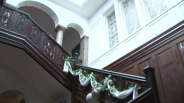 Junge Frau im Abendkleid auf der Treppe.