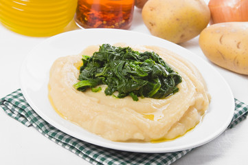 Fava bean puree with spinach. Purè di fave e spinaci.