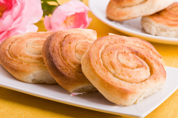 Cinnamon rolls. Brioche alla cannella.