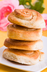 Cinnamon rolls. Brioche alla cannella.