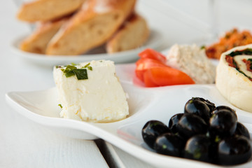 Ziegenkäse mit Oliven