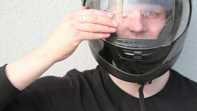 motoradfahrer nit Helm