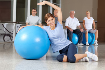 Frau mit Fitnessübungen mit Gymnastikball