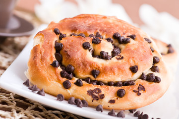 Chocolate chip brioche buns. Brioche con gocce di cioccolato.