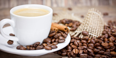 Tasse mit Kaffeebohnen