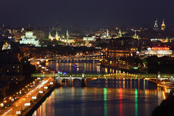 Fototapeta na wymiar Pushkinsky most w nocy