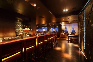 Photo sur Plexiglas Restaurant comptoir de bar avec chaises dans un restaurant confortable vide la nuit