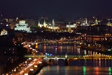 Fototapeta na wymiar Pushkinsky most i Krymsky most w ciemną noc w Moskwie