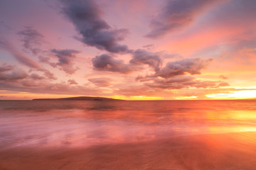 Fototapeta na wymiar Zachód słońca na plaży na Hawajach
