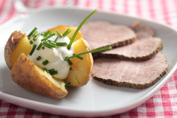 Baked potato with roast beef