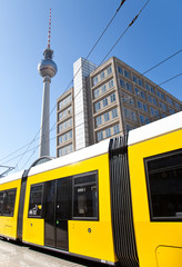 Obraz premium Straßenbahn am Alexanderplatz in Berlin