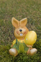 Osterhase mit Osterei