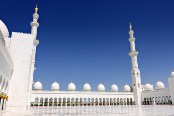 Fototapeta na wymiar Sheikh Zayed Bin Sultan Al Nahyan Mosque, Abu Dhabi