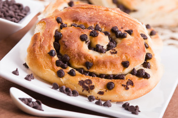 Chocolate chip brioche buns. Brioche con gocce di cioccolato.