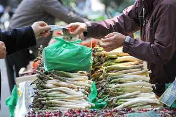 transaction étalage fruit et légume du marché