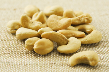 麻の布とカシューナッツ