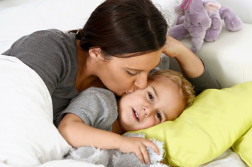 Obraz na płótnie Canvas Matka i syn przed snem