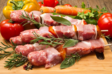 spiedini di carne con verdure