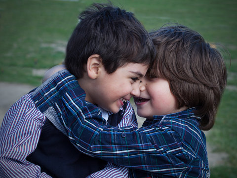 amici fratelli che ridono