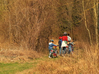 Obraz premium Familienausflug mit dem Fahrrad