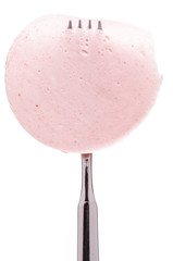 Lyoner Wurst auf einer Gabel