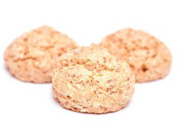 Drei Amarettini vor weißen Hintergrund