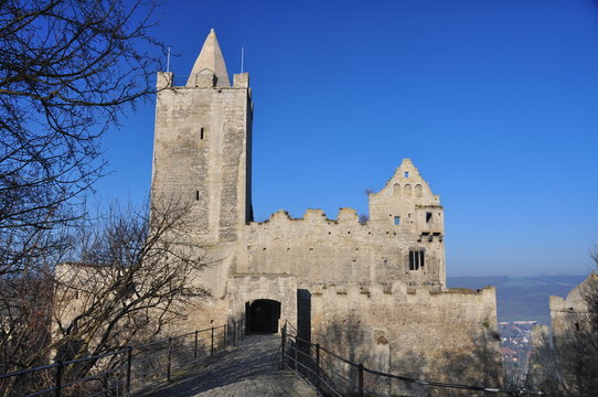 Blick &uuml;ber dei Br&uuml;cke auf die Rudelsburg am Morgen