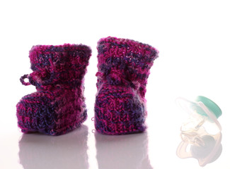 gestrickte Babyschuhe - lila