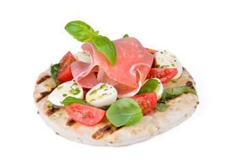 Pita mit Tomaten, Mozzarella und Basilikum