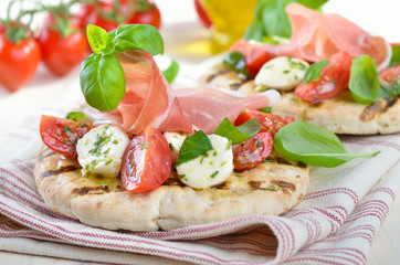 Pita Caprese mit Schinken