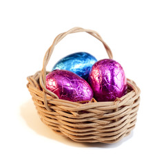 oeufs en chocolat dans un panier en osier