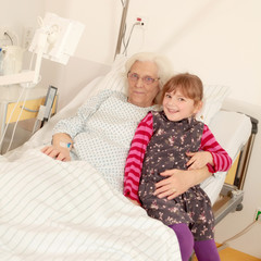 Patientin bekommt Besuch von Enkelin