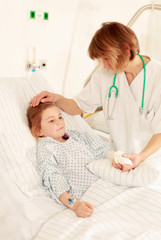 Obraz premium Krankenschwester tröstet Kind