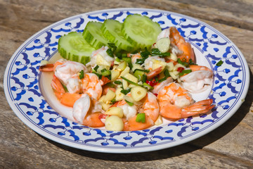 Fototapeta na wymiar Shrimp with garlic and onions