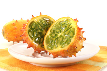 Kiwano auf einem Teller