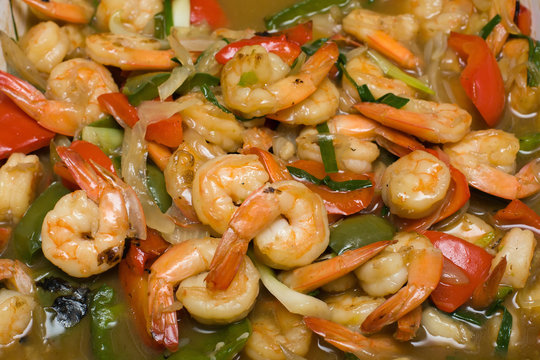 Shrimp with asparagus, bell pepper, tomato and sauce