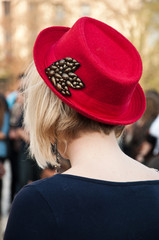 femme avec châpeau