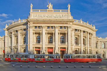 Fototapeta na wymiar Burgtheater z tramwajem