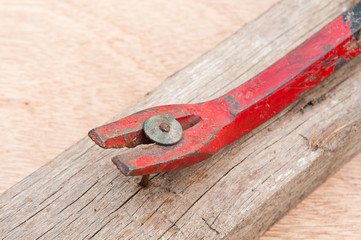 crow bar pulling out a naail out of a piece