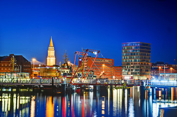 Obraz premium Kieler Hafen am Abend