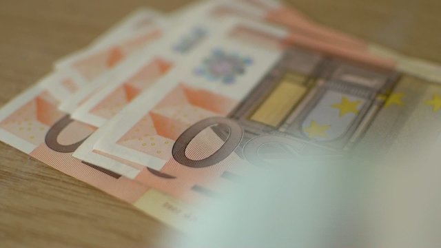 Euro Geldscheine auf dem Tisch