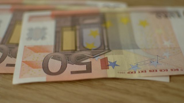 Euro Geldscheine auf dem Tisch
