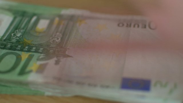 Euro Geldscheine auf dem Tisch werden gez&auml;hlt