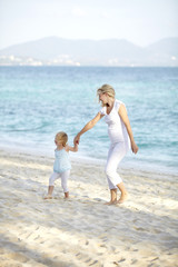 junge schwangere mutter mit ihrer tochter am strand